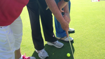 player on course getting pointers with swing